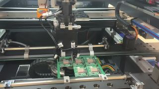 آلة توجيه PCB Depaneling المضمنة مع تفريغ PCBA على آلة طحن صينية PCB